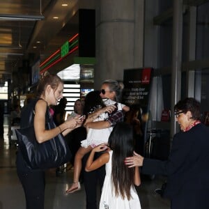 Exclusif - Laeticia Hallyday, très heureuse, retrouve ses filles à l'aéroport à Los Angeles après une longue séparation, le 17 octobre 2015.