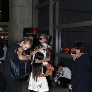 Exclusif - Laeticia Hallyday, très heureuse, retrouve ses filles à l'aéroport à Los Angeles après une longue séparation, le 17 octobre 2015.