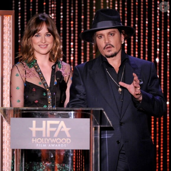 Dakota Johnson et Johnny Depp pendant la 19e soirée des Hollywood Film Awards au Beverly Hilton Hotel, Los Angeles, le 1er novembre 2015.