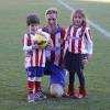 Fernando Torres et ses enfants Nora et Leo lors de sa présentation au grand public à l'occasion de son retour à l'Atletico de Madrid au stade Vicente Calderon de Madrid le 4 janvier 2015