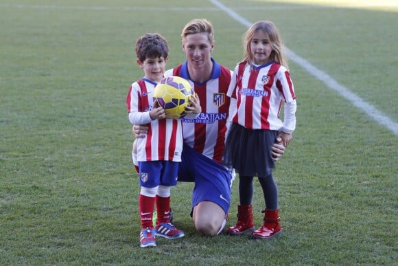 Fernando Torres et ses enfants Nora et Leo lors de sa présentation au grand public à l'occasion de son retour à l'Atletico de Madrid au stade Vicente Calderon de Madrid le 4 janvier 2015