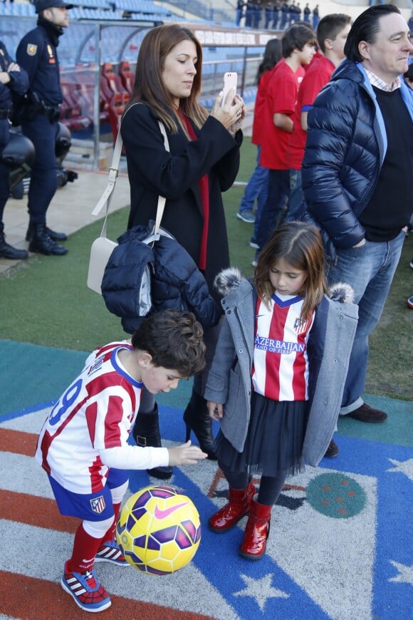 Olalla Dominguez, la femme de Fernando Torres et leurs enfants Nora et Leo au stade Vicente Calderon de Madrid le 4 janvier 2015