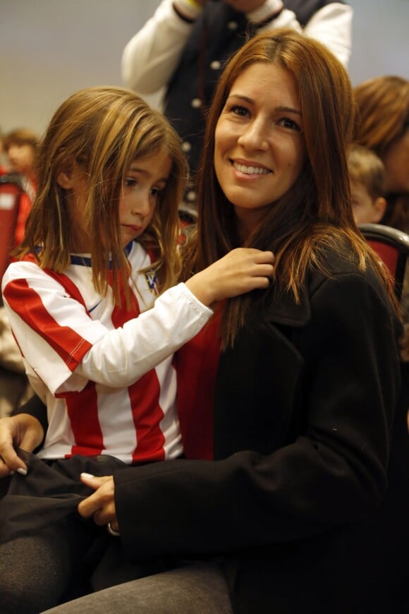Olalla Dominguez et sa fille Nora au stade Vicente Calderon à Madrid le 4 janvier 2015 lors d'une conférence de presse de son époux Fernando Torres