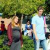 Fernando Torres et sa femme Olalla, enceinte, après avoir récupéré leurs enfants à l'école à Madrid, le 1er octobre 2015