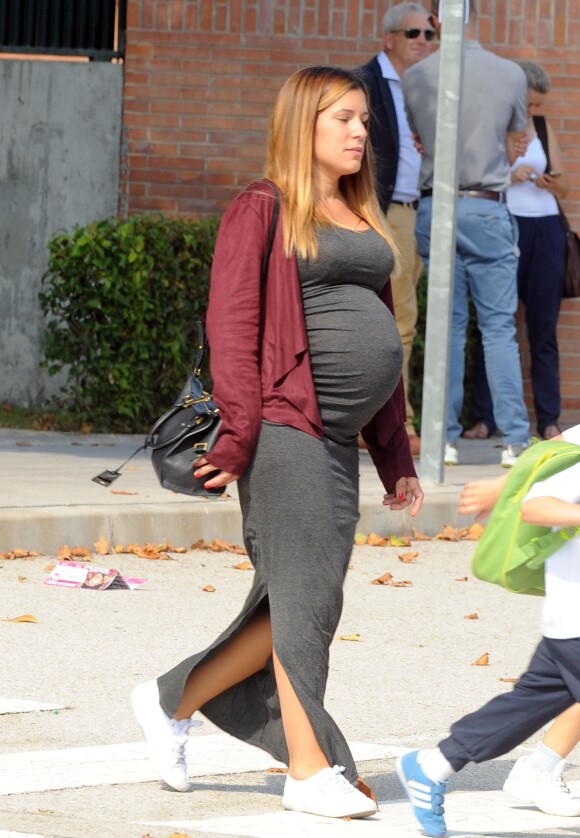 Olalla Torres, enceinte, après avoir récupéré ses enfants à l'école à Madrid, le 1er octobre 2015