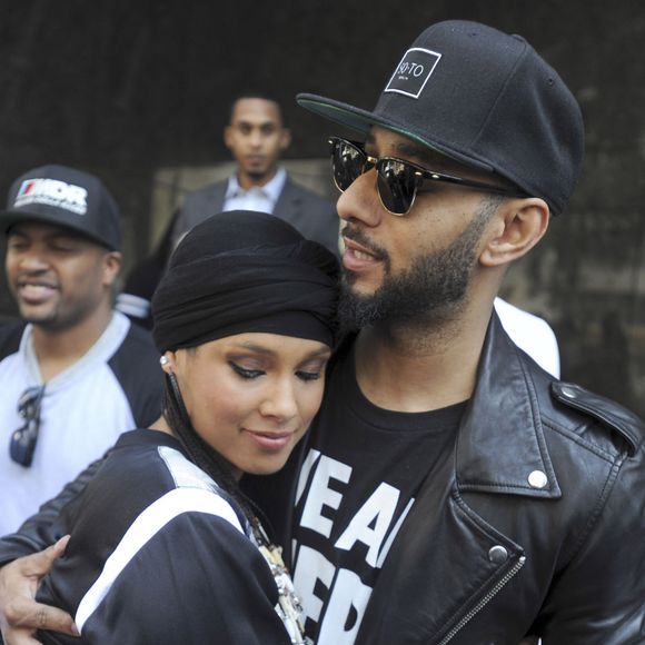 Alicia Keys et son mari Swizz Beatz manifestent pour la libération des jeunes filles nigériannes, enlevées par Boko Haram, devant le consulat du Niger à New York. Le 14 octobre 2014