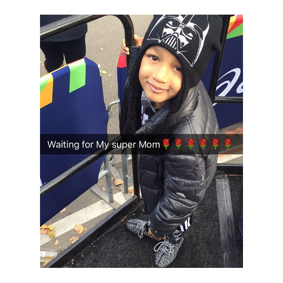 La chanteuse Alicia Keys, soutenue par son mari Swizz Beatz et leur fils Egypt a couru le marathon de New-York, ce 1er novembre 2015.