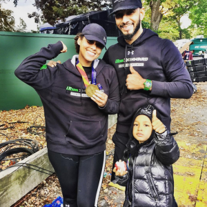 La chanteuse Alicia Keys, soutenue par son mari Swizz Beatz et leur fils Egypt a couru le marathon de New-York, ce 1er novembre 2015.