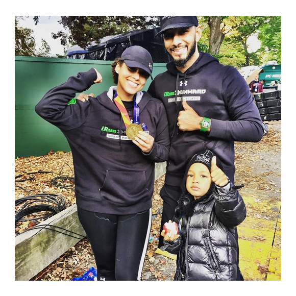 La chanteuse Alicia Keys, soutenue par son mari Swizz Beatz et leur fils Egypt a couru le marathon de New-York, ce 1er novembre 2015.