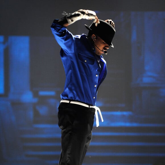 Chris Brown rend hommage à Michael Jackson lors des BET Awards 2010 à Los Angeles.