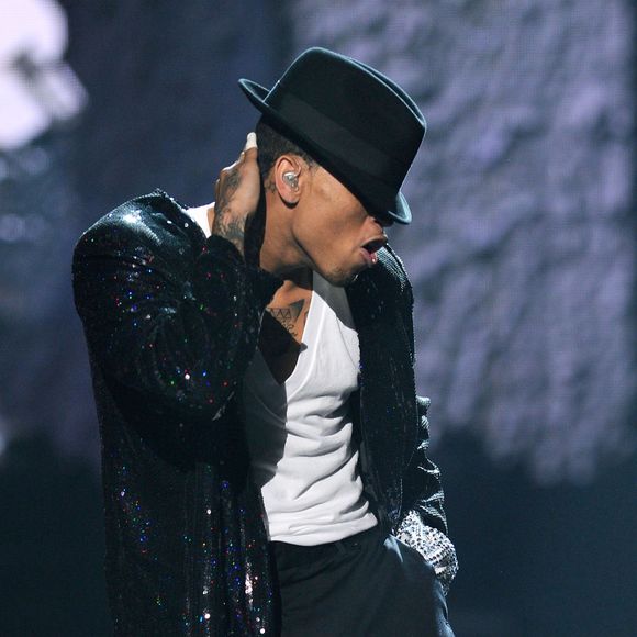 Chris Brown rend hommage à Michael Jackson lors des BET Awards 2010 à Los Angeles.