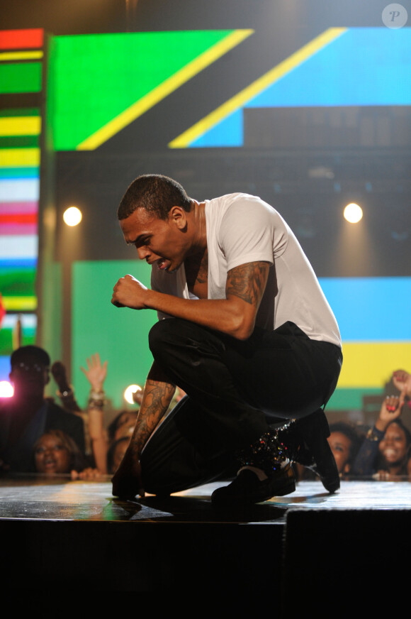 Chris Brown rend hommage à Michael Jackson lors des BET Awards 2010 à Los Angeles.