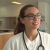 Marine Lorphelin, en quatrième année de médecine, lors de son stage aux urgences du Centre de la Polynésie française