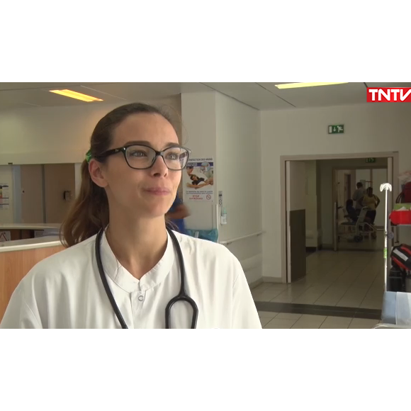 L'ancienne Miss France 2013 Marine Lorphelin, en quatrième année de médecine, lors de son stage aux urgences du Centre de la Polynésie française