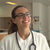Marine Lorphelin, en quatrième année de médecine, lors de son stage aux urgences du Centre de la Polynésie française