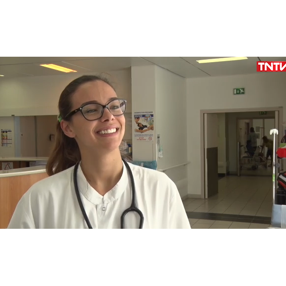 Marine Lorphelin, en quatrième année de médecine, lors de son stage aux urgences du Centre de la Polynésie française