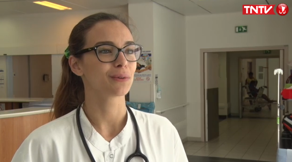 La jolie Marine Lorphelin, en quatrième année de médecine, lors de son stage aux urgences du Centre de la Polynésie française