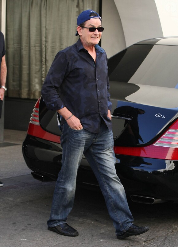Charlie Sheen à Beverly Hills, le 19 mars 2015 à la sortie du Cafe Roma