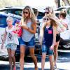 Denise Richards avec ses filles Sam, Lola et Eloise au Farmers Market de Beverly Hills, le 16 août 2014