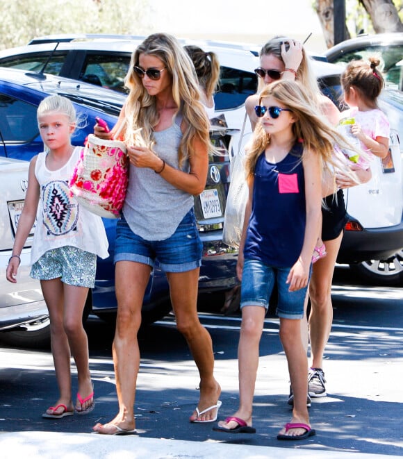 Denise Richards avec ses filles Sam, Lola et Eloise au Farmers Market de Beverly Hills, le 16 août 2014