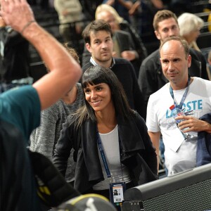 Shy'm encourageait son compagnon Benoît Paire, finalement battu mais fier de lui, lors de son 2e tour contre Gilles Simon au BNP Paribas Masters de Paris le 3 novembre 2015 à l'AccorHotels Arena.