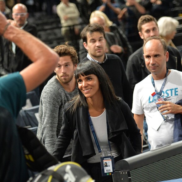 Shy'm encourageait son compagnon Benoît Paire, finalement battu mais fier de lui, lors de son 2e tour contre Gilles Simon au BNP Paribas Masters de Paris le 3 novembre 2015 à l'AccorHotels Arena.