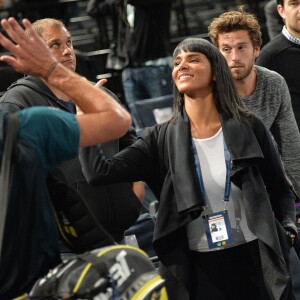 Shy'm encourageait son compagnon Benoît Paire, finalement battu mais fier de lui, lors de son 2e tour contre Gilles Simon au BNP Paribas Masters de Paris le 3 novembre 2015 à l'AccorHotels Arena.