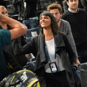 Shy'm encourageait son compagnon Benoît Paire, finalement battu mais fier de lui, lors de son 2e tour contre Gilles Simon au BNP Paribas Masters de Paris le 3 novembre 2015 à l'AccorHotels Arena.