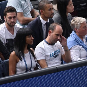 Shy'm encourageait son compagnon Benoît Paire, finalement battu mais fier de lui, lors de son 2e tour contre Gilles Simon au BNP Paribas Masters de Paris le 3 novembre 2015 à l'AccorHotels Arena.