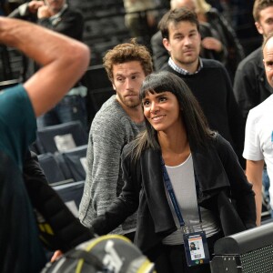 Shy'm encourageait son compagnon Benoît Paire, finalement battu mais fier de lui, lors de son 2e tour contre Gilles Simon au BNP Paribas Masters de Paris le 3 novembre 2015 à l'AccorHotels Arena.