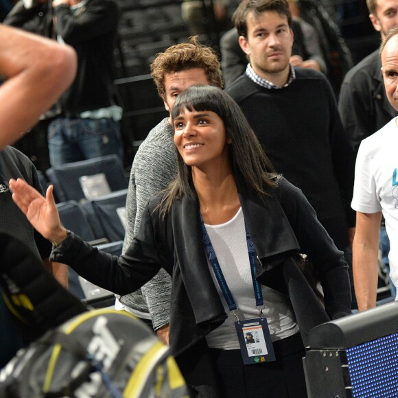 Shy'm encourageait son compagnon Benoît Paire, finalement battu mais fier de lui, lors de son 2e tour contre Gilles Simon au BNP Paribas Masters de Paris le 3 novembre 2015 à l'AccorHotels Arena.