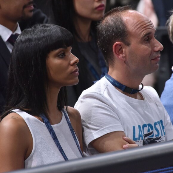 Shy'm encourageait son compagnon Benoît Paire, finalement battu mais fier de lui, lors de son 2e tour contre Gilles Simon au BNP Paribas Masters de Paris le 3 novembre 2015 à l'AccorHotels Arena.