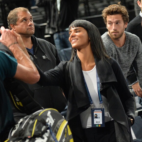 Shy'm encourageait son compagnon Benoît Paire, finalement battu mais fier de lui, lors de son 2e tour contre Gilles Simon au BNP Paribas Masters de Paris le 3 novembre 2015 à l'AccorHotels Arena.