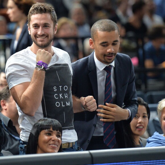 Shy'm encourageait son compagnon Benoît Paire, finalement battu mais fier de lui, lors de son 2e tour contre Gilles Simon au BNP Paribas Masters de Paris le 3 novembre 2015 à l'AccorHotels Arena.