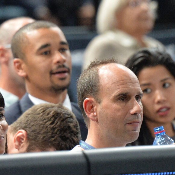 Shy'm, avec la famille de Benoît, encourageait son compagnon Benoît Paire, finalement battu mais fier de lui, lors de son 2e tour contre Gilles Simon au BNP Paribas Masters de Paris le 3 novembre 2015 à l'AccorHotels Arena.