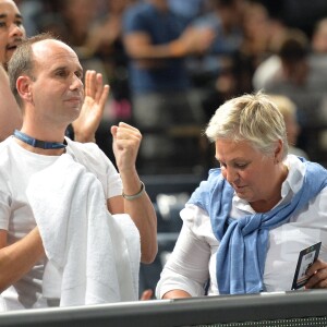 Shy'm, avec la famille de Benoît, encourageait son compagnon Benoît Paire, finalement battu mais fier de lui, lors de son 2e tour contre Gilles Simon au BNP Paribas Masters de Paris le 3 novembre 2015 à l'AccorHotels Arena.