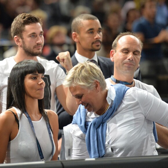 Shy'm, avec la famille de Benoît, encourageait son compagnon Benoît Paire, finalement battu mais fier de lui, lors de son 2e tour contre Gilles Simon au BNP Paribas Masters de Paris le 3 novembre 2015 à l'AccorHotels Arena.