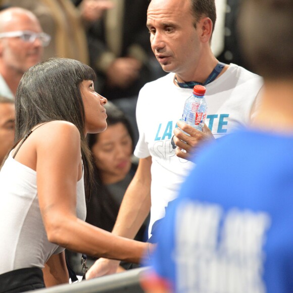 Shy'm encourageait son compagnon Benoît Paire, finalement battu mais fier de lui, lors de son 2e tour contre Gilles Simon au BNP Paribas Masters de Paris le 3 novembre 2015 à l'AccorHotels Arena. Giancarlo Gorassini / BestImage