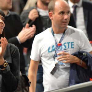 Shy'm encourageait son compagnon Benoît Paire, finalement battu mais fier de lui, lors de son 2e tour contre Gilles Simon au BNP Paribas Masters de Paris le 3 novembre 2015 à l'AccorHotels Arena. Giancarlo Gorassini / BestImage