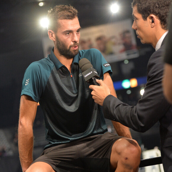 Shy'm encourageait son compagnon Benoît Paire, finalement battu mais fier de lui, lors de son 2e tour contre Gilles Simon au BNP Paribas Masters de Paris le 3 novembre 2015 à l'AccorHotels Arena. Giancarlo Gorassini / BestImage