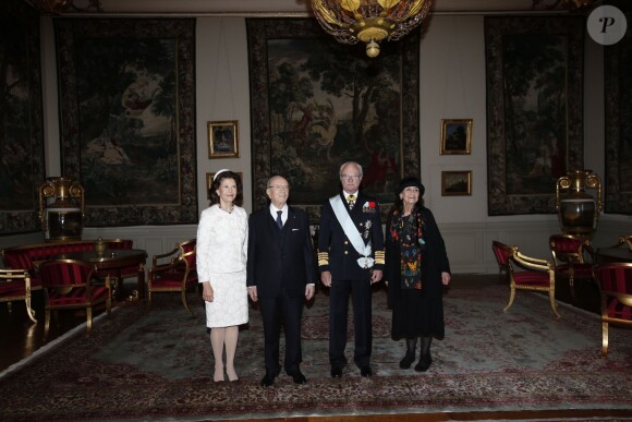 Le roi Carl XVI Gustaf et la reine Silvia de Suède lors de la séance photo au palais Drottningholm à Stockholm pour la réception du président tunisien Béji Caïd Essebsi et son épouse Saïda le 4 novembre 2015.