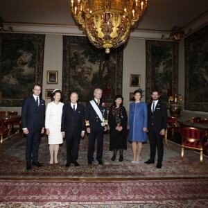 Le prince Daniel, la princesse Victoria, enceinte, et le prince Carl Philip se joignaient au roi Carl XVI Gustaf et à la reine Silvia de Suède lors de la séance photo au palais Drottningholm à Stockholm pour la réception du président tunisien Béji Caïd Essebsi et son épouse Saïda le 4 novembre 2015.