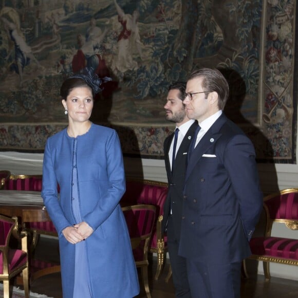 Le prince Daniel, la princesse Victoria, enceinte, et le prince Carl Philip se joignaient au roi Carl XVI Gustaf et à la reine Silvia de Suède lors de la séance photo au palais Drottningholm à Stockholm pour la réception du président tunisien Béji Caïd Essebsi et son épouse Saïda le 4 novembre 2015.