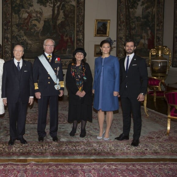 Le prince Daniel, la princesse Victoria, enceinte, et le prince Carl Philip se joignaient au roi Carl XVI Gustaf et à la reine Silvia de Suède lors de la séance photo au palais Drottningholm à Stockholm pour la réception du président tunisien Béji Caïd Essebsi et son épouse Saïda le 4 novembre 2015.