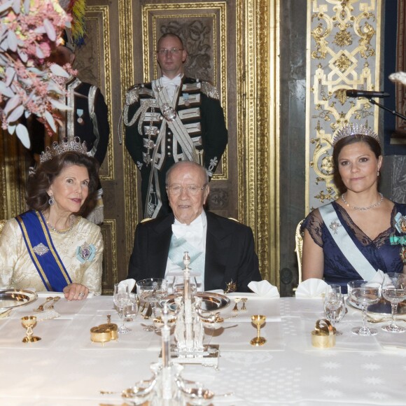 La princesse Victoria, enceinte, prenait part au dîner d'Etat donné par le roi Carl XVI Gustaf et la reine Silvia de Suède le 4 novembre 2015 au palais Drottningholm à Stockholm un dîner d'Etat en l'honneur du président tunisien Béji Caïd Essebsi et son épouse Saïda.