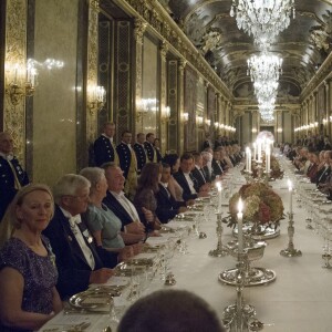 La princesse Victoria, enceinte, prenait part au dîner d'Etat donné par le roi Carl XVI Gustaf et la reine Silvia de Suède le 4 novembre 2015 au palais Drottningholm à Stockholm un dîner d'Etat en l'honneur du président tunisien Béji Caïd Essebsi et son épouse Saïda.