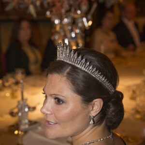 La princesse Victoria, enceinte, prenait part au dîner d'Etat donné par le roi Carl XVI Gustaf et la reine Silvia de Suède le 4 novembre 2015 au palais Drottningholm à Stockholm un dîner d'Etat en l'honneur du président tunisien Béji Caïd Essebsi et son épouse Saïda.