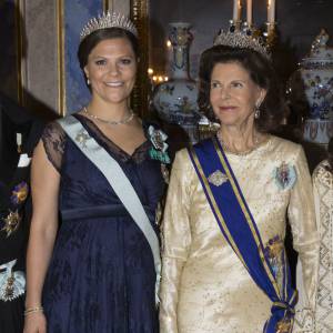 La princesse Victoria, enceinte, prenait part au dîner d'Etat donné par le roi Carl XVI Gustaf et la reine Silvia de Suède le 4 novembre 2015 au palais Drottningholm à Stockholm un dîner d'Etat en l'honneur du président tunisien Béji Caïd Essebsi et son épouse Saïda.