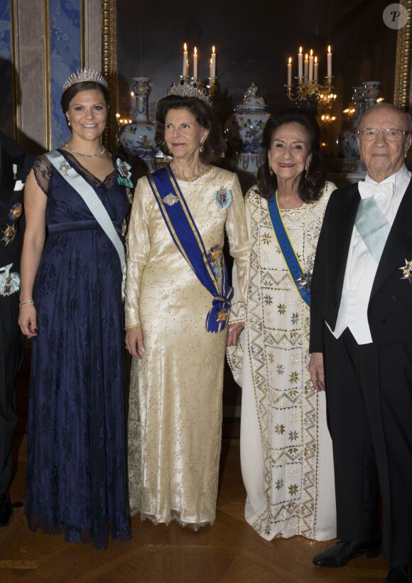 La princesse Victoria, enceinte, prenait part au dîner d'Etat donné par le roi Carl XVI Gustaf et la reine Silvia de Suède le 4 novembre 2015 au palais Drottningholm à Stockholm un dîner d'Etat en l'honneur du président tunisien Béji Caïd Essebsi et son épouse Saïda.