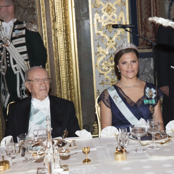 La princesse Victoria, enceinte, participait au dîner d'Etat donné par le roi Carl XVI Gustaf et la reine Silvia de Suède le 4 novembre 2015 au palais Drottningholm à Stockholm un dîner d'Etat en l'honneur du président tunisien Béji Caïd Essebsi et son épouse Saïda.